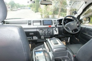 租车 Toyota Ventury (14-16) - 照片 6