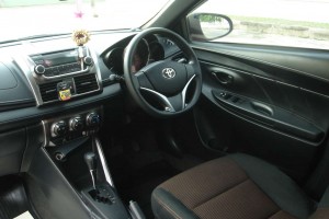 租车 Toyota Yaris (2014-2017) - 照片 7