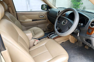租车 Isuzu MU7 - 照片 2
