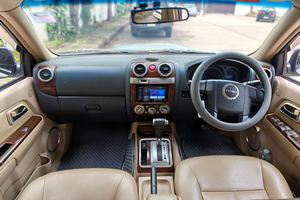 租车 Isuzu MU7 - 照片 3