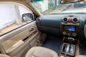 租车 Isuzu MU7 - 照片 4