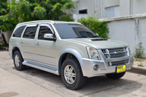 租车 Isuzu MU7 - 照片 9